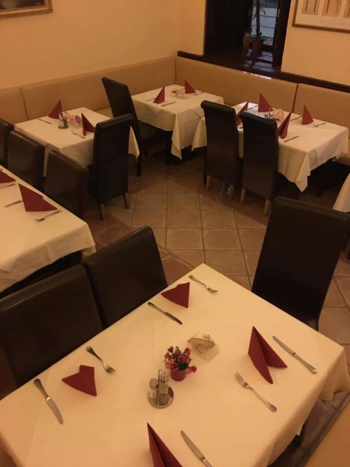 Tische in der Pizzeria Ristorante Santa Lucia