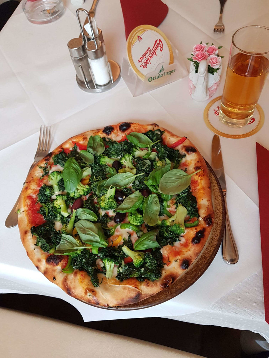 Pizza in der Pizzeria Ristorante Santa Lucia nahe dem Belvedere in Wien