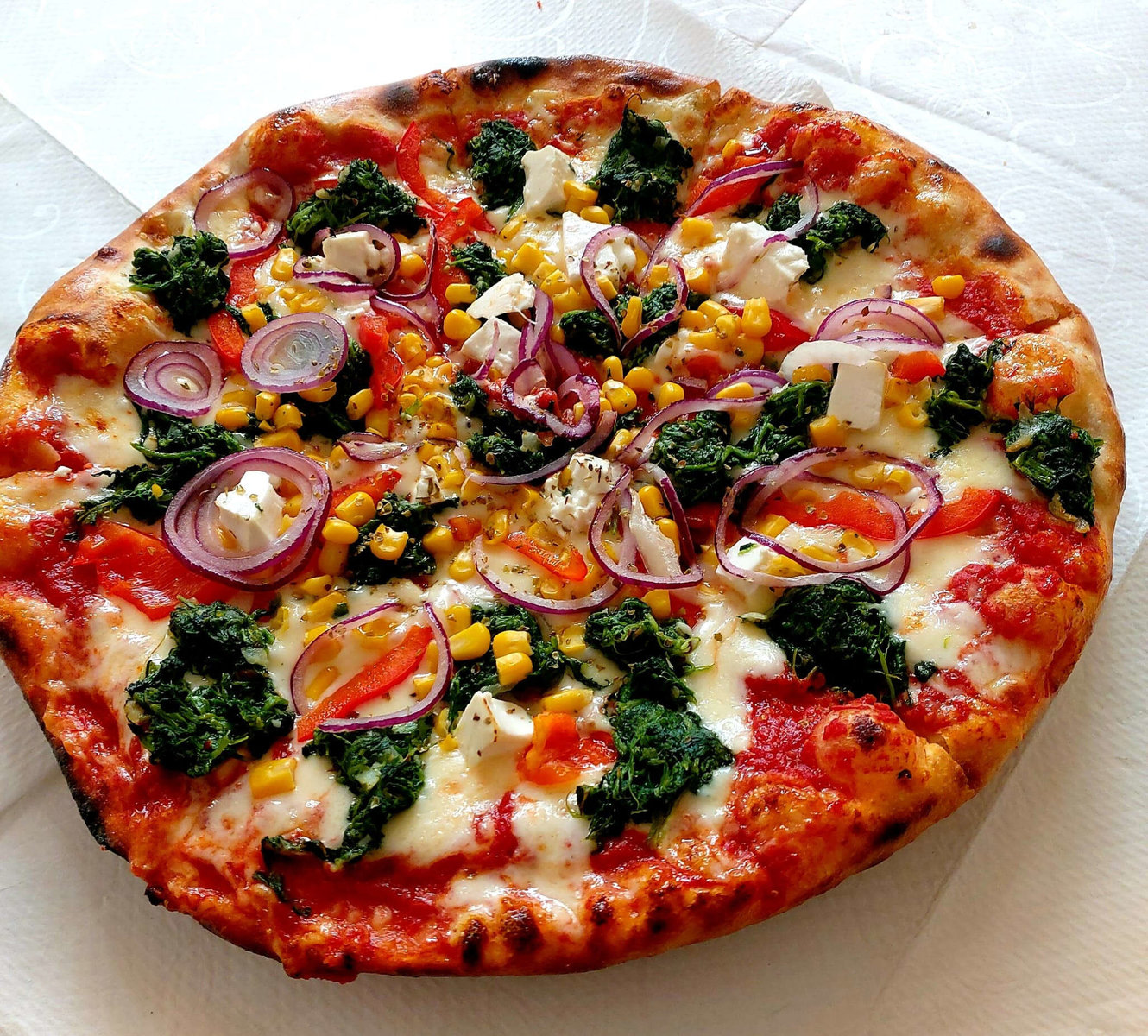 saftig belegte Pizza in der Pizzeria Ristorante Santa Lucia